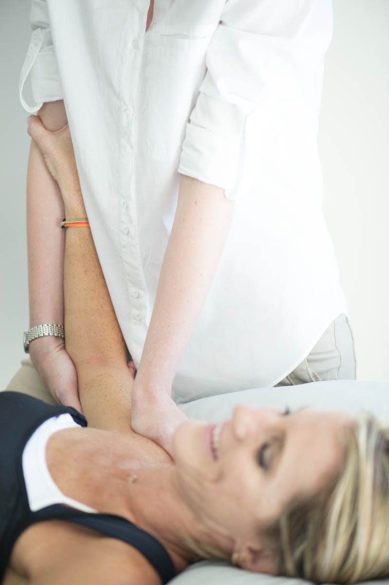 Shoulder treatment with a smiling patient